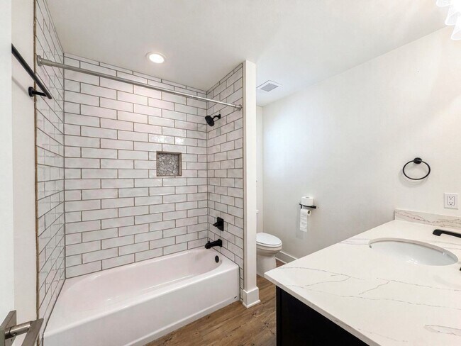 Building Photo - Modern 3 Bed / 2 Bath Home with Central Air & Updated Appliances in West Temple