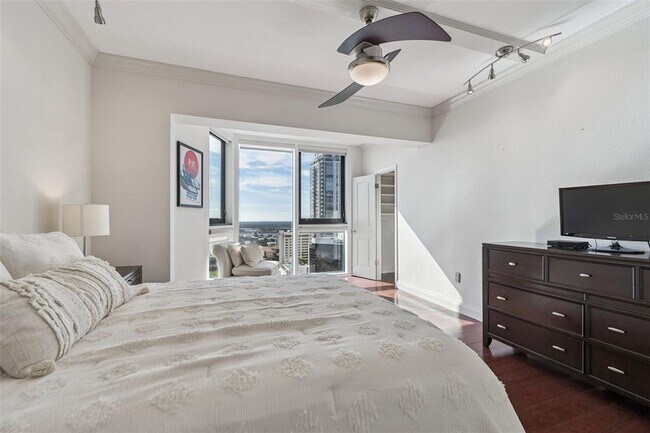 Building Photo - 1 Beach Dr SE