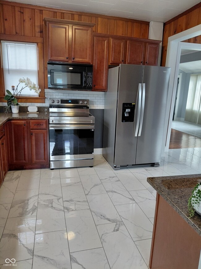 Building Photo - 335 W 4th St