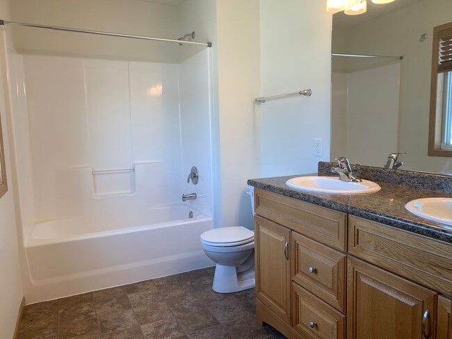 Building Photo - Spacious 4 Bedroom Townhome in Great Neigh...