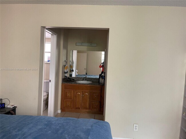 Building Photo - 9440 Live Oak Pl