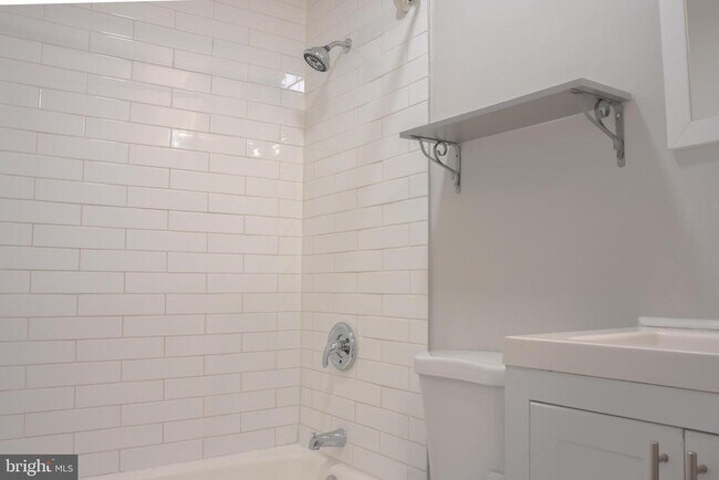 Building Photo - 8622 Village Square Dr