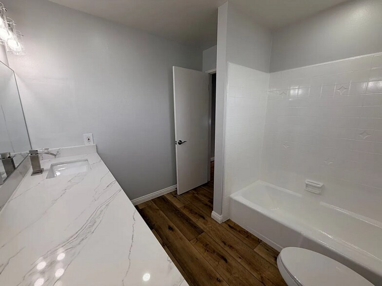 Building Photo - 5373 Cumberland Dr