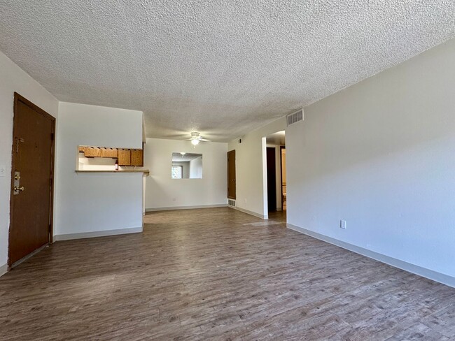 Building Photo - 1 Bed 1 Bath Aurora Condo Located Near Che...