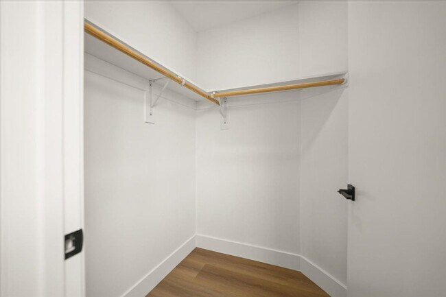 Building Photo - 910 N Hudson Ave