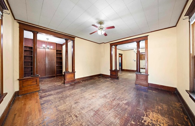 Building Photo - 537 E Ave B