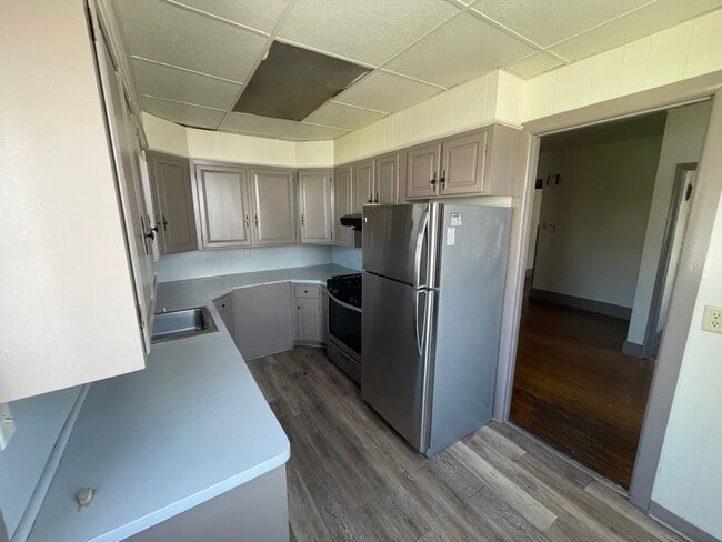 Building Photo - Large Five Bedroom 1.5 Bathroom In York!