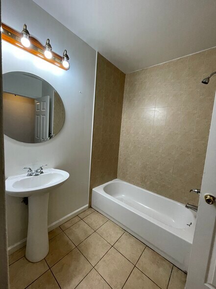 Building Photo - 6006 Chestnut St