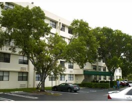 Building Photo - 2501 Riverside Dr