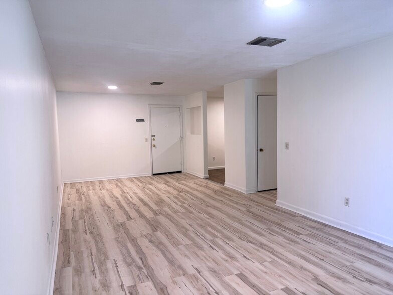 Building Photo - 176 Maple Ave