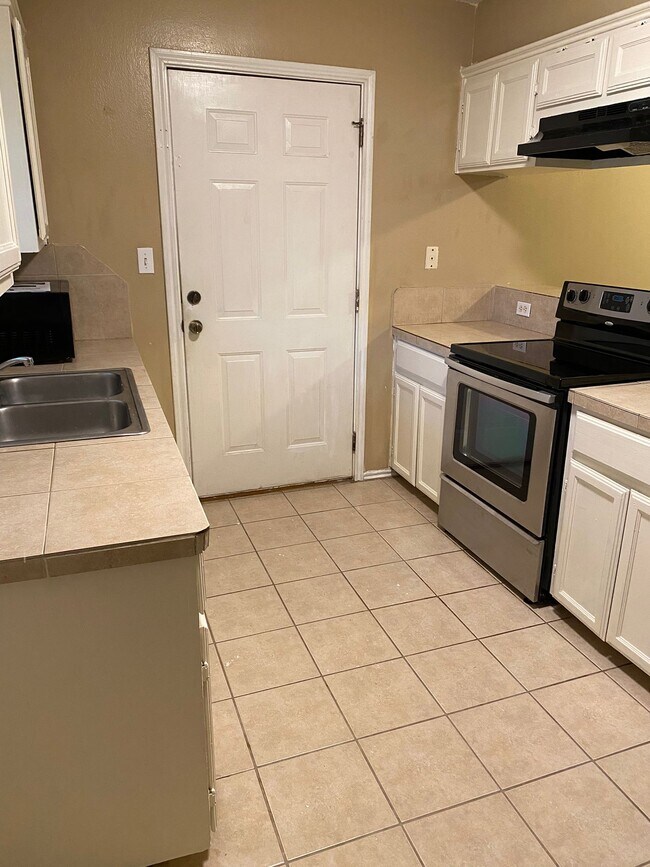 Building Photo - 811 E Stonegate Dr