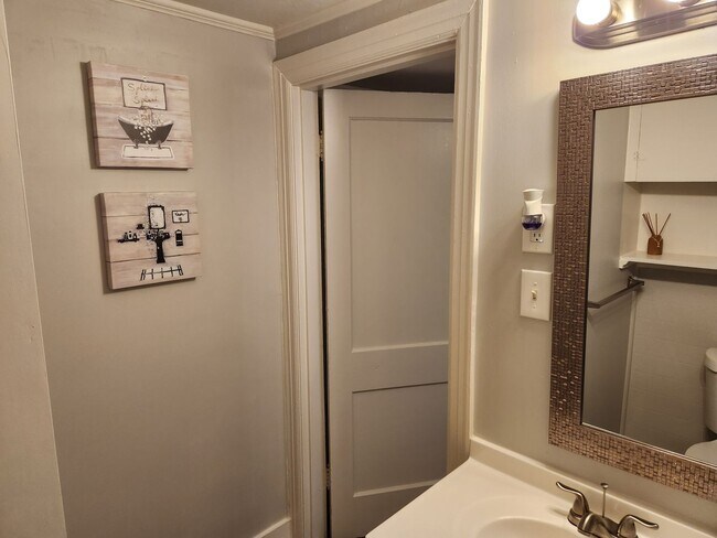 Building Photo - Cozy Apartment located near UAMS!