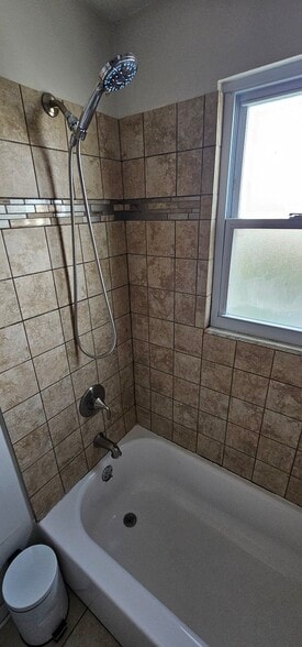 Full bath (Bathroom 1) - 6083 Bolamo Ct