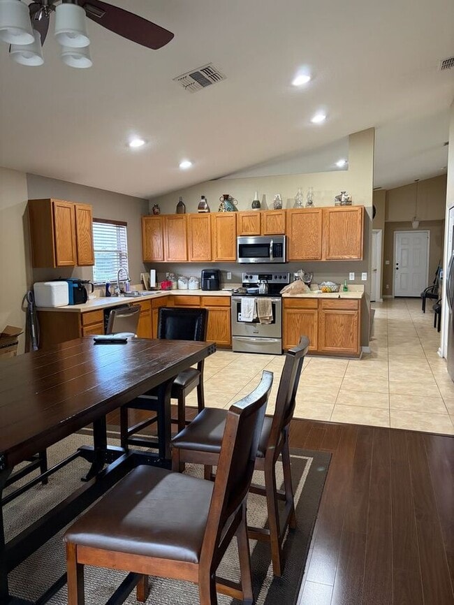 Building Photo - 7025 White Trillium Cir