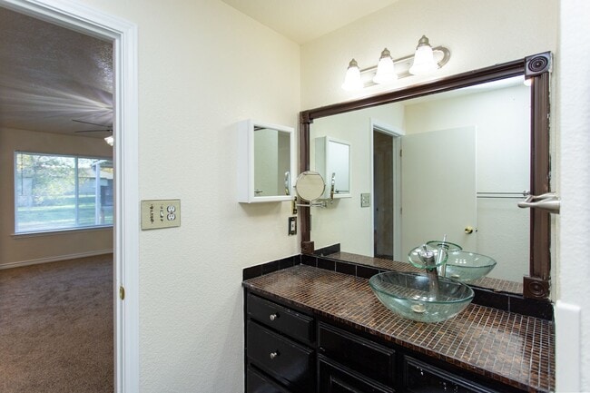 Building Photo - Spacious 2 Bedroom Home!