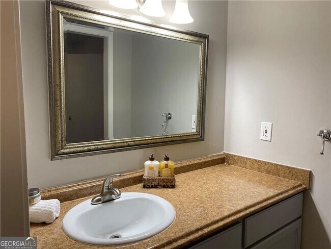 Building Photo - 1607 Augusta Dr