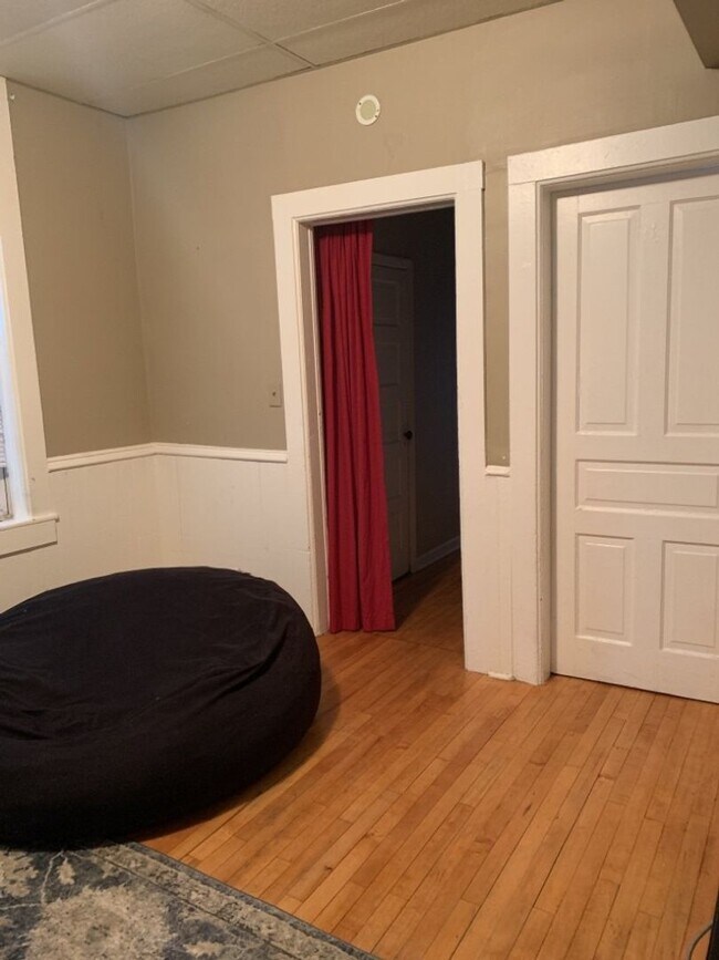 Building Photo - 830 E 6th St