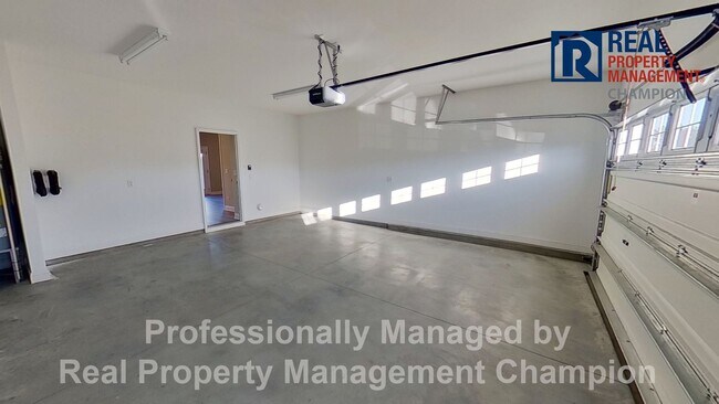 Building Photo - Spacious Home with Fenced Yard