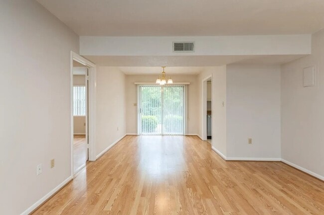 Building Photo - 104 Country Club Dr