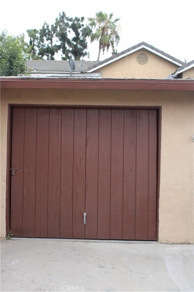 Building Photo - 1810 W Houston Ave
