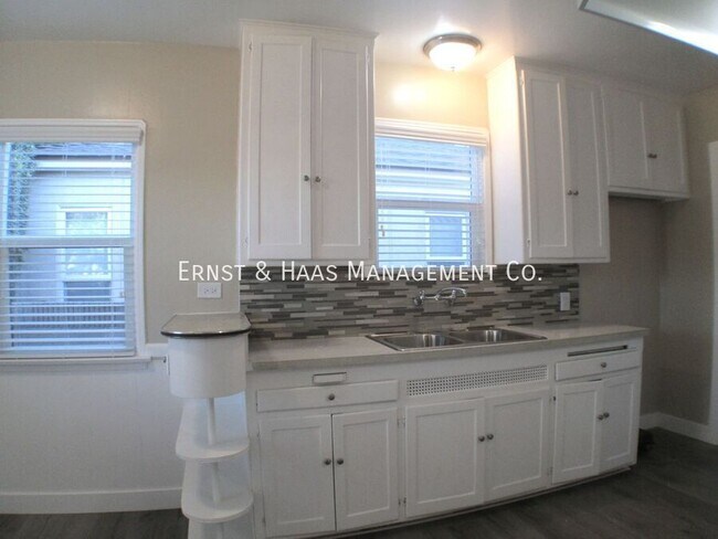 Building Photo - 215 E Scott St