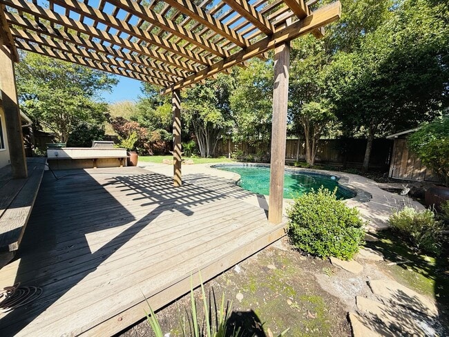 Building Photo - Beautifully Updated 3 Bed 2 Bath Walnut Cr...