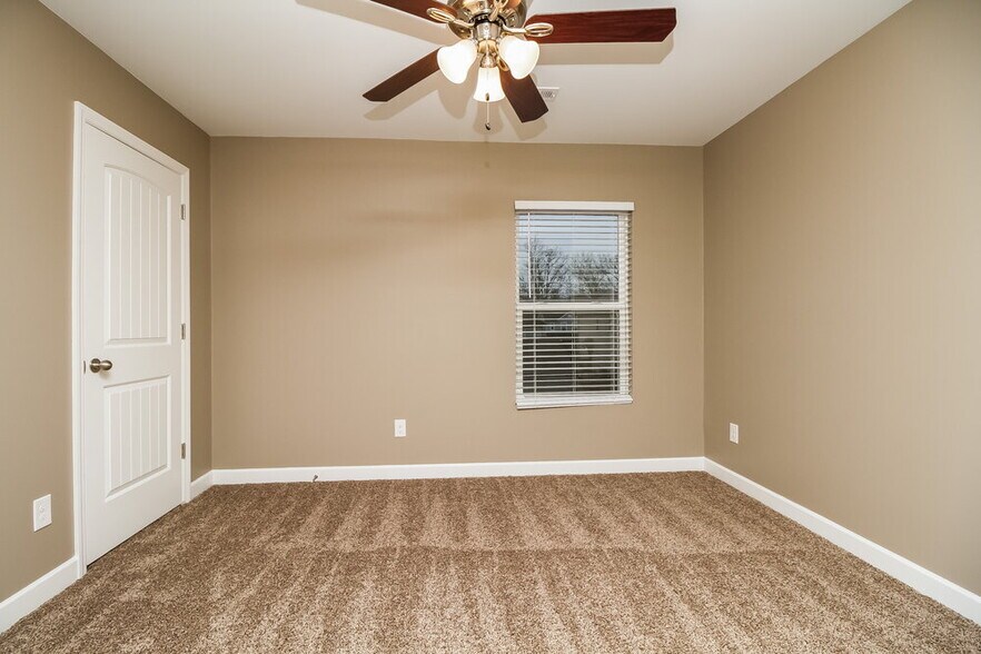 Building Photo - 2232 Dale View Dr