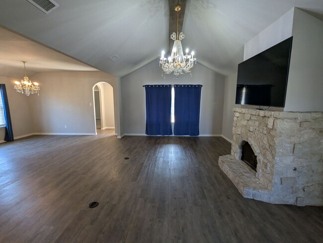 Building Photo - 3/2/2 Stunning Foxridge Home