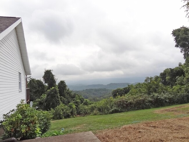 Building Photo - 2726 Stewartstown Rd