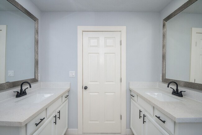 Building Photo - 9230 Lanewood Dr