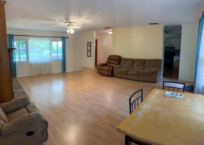Building Photo - 3/2 House Walking Distance to UF & Law Sch...