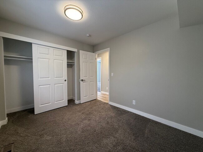 Building Photo - 680 E Malibu Dr