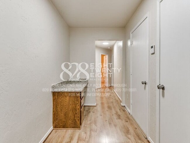 Building Photo - *AVAILABLE NOW!* Spacious 3 Bed/2.5 Bath Duplex Townhome Available in Norman!