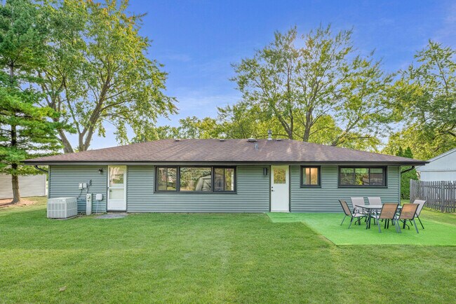 Building Photo - 908 Long Meadow Dr