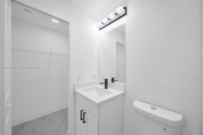 Building Photo - 4984 Fairway Ct