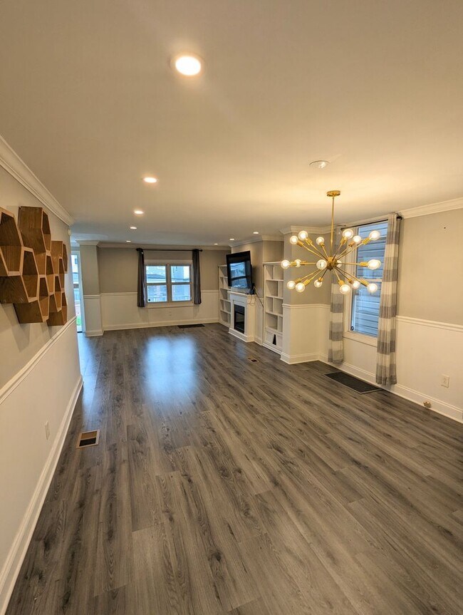 Building Photo - Spacious 3 bedroom 2.5 Bathroom Single Family Home (Mt Washington)