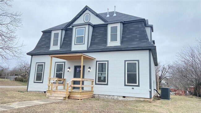 Primary Photo - Remodeled 5 bedroom home in Mcloud!