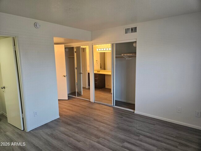 Building Photo - 3810 E Earll Dr