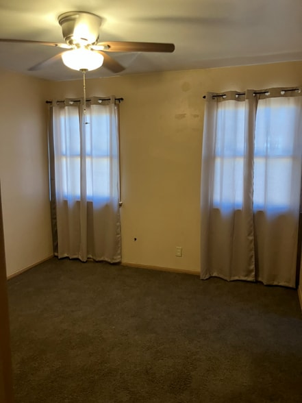 Building Photo - 305 W Ave J 10