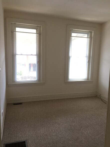 Building Photo - 809 N Van Buren St