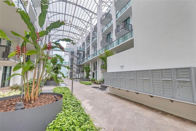 Building Photo - 6000 Collins Ave