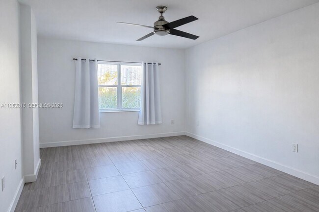 Building Photo - 400 Kings Point Dr