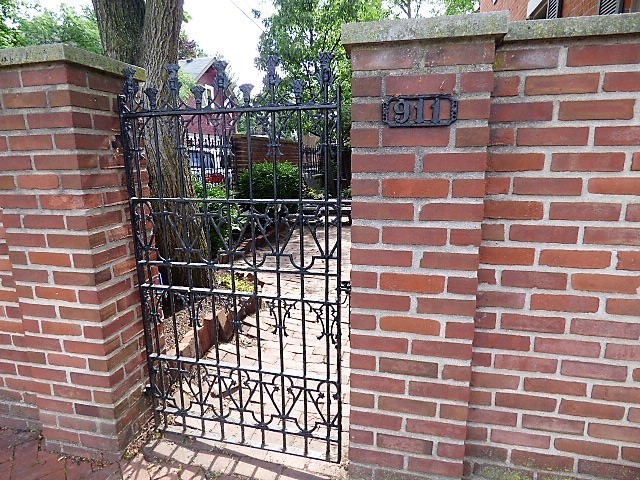 Building Photo - Gorgeous Brick German Village Home!