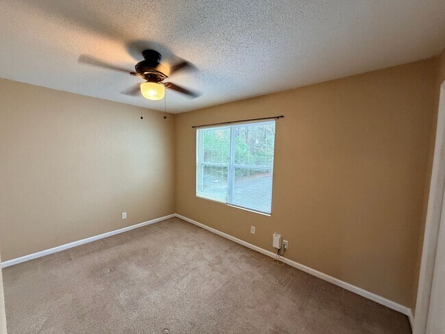 Building Photo - Nice Townhome Located in Adel