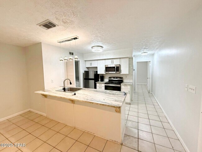 Building Photo - 4113 Holiday Dr