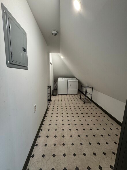 Building Photo - 100 W King St