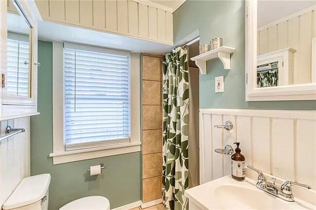 Building Photo - Charming West Plaza Bungalow