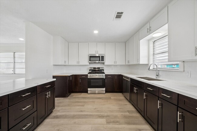 Building Photo - 1079 Redfish St