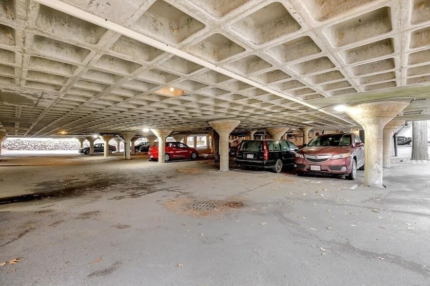 Building Photo - 60 Babcock St