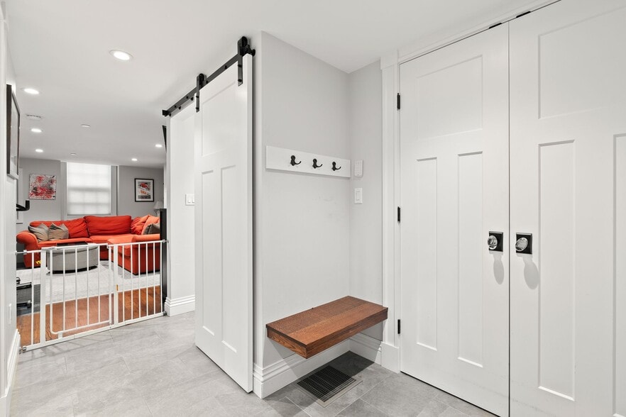 Building Photo - 7 Acorn St